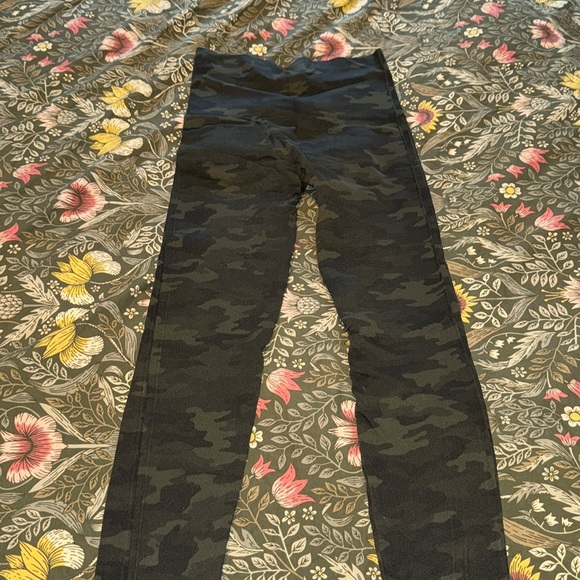 SPANX Pants - Green camo Spanx leggings